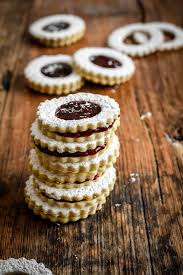 Raspberry Jam Filled Sable Sandwiches Lunettes De Romans Jam Cookies Yummy Cookies Cookie Recipes Jam