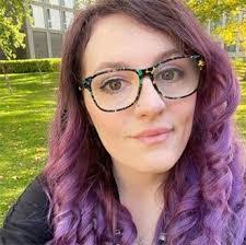 Caroline Hackman's Instagram, Twitter & Facebook