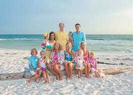 Pin By Stacie Dryden On Home Ideas Family Beach Pictures Outfits Family Beach Portraits Beach Family Photos