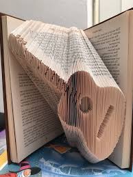 The feast celebrates the willingness of ibrahim to sacrifice even his son ishmael out of obedience to allah. Eine Gittare Aus Papier Und Aus Vielen Gelben Alten Und Gefalteten Seiten Mit Kleinen Schwarzen Buchstaben Bucher Falten Anleitung Bucher Falten Vorlage Falzen