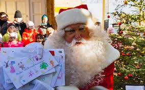 Santa claus mit schlitten und rentieren (imago/westend61) von ausgebüxten rentieren und einem ganz besonderen weihnachtsfest. Wunschzettel An Den Weihnachtsmann Senden