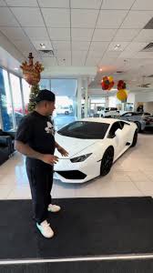 Tengo un grave oroblema carbalitos! No sé si llevarme el Lambo o el  corvette 😭 #pvroofer #carnalito #carnalitooficial #tiktok #dralle  #drallepeoton