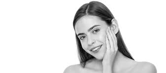 Giovane ragazza con le spalle nude ritratto di signora felice isolato su  bianco