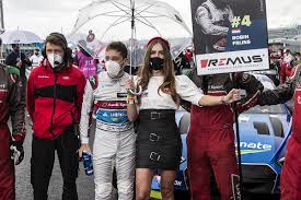 Max verstappen congratulating charles leclerc on taking pole position at the 2021 azerbaijan grand prix. Freundin Uberrascht Sieger Als Grid Girl F1 Insider Com