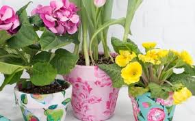 :) cet été, j'ai eu besoin de nouveaux pots de fleurs pour abriter mes plantations et je précise que s'il y a des pots en plastique coloré à prix raisonnable en magasin, c'est une mauvaise idée à montpellier! 1001 Activites De Printemps Pour Realiser Une Deco De Pot De Fleur Originale