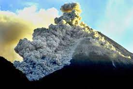 Gunung berapi terbesar di sumatera adalah supervulkantoba, 100 km (62 mi) × 30 km (19 mi) di kedalaman danau toba, yang terbentuk setelah keruntuhan kaldera (sekitar 74.000 bp). 8 Gunung Berapi Paling Berbahaya Di Dunia Saat Ini Menurut Amatan Ahli