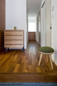 日下です 玄関にお花を飾るチェストを置いて お出かけの時に使うものをしまっておく ハンカチ ティッシュ 鍵 手袋などが さっと取り出せます 緑のkinoccoスツールはブーツを履くときに ちょっと腰掛けます 見た目も可愛らしいですね 玄関だけでなく