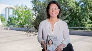 Annalena charlotte alma baerbock (born 15 december 1980) is a german politician who currently serves as the chairwoman of the german green party alliance 90/the greens. Plagiatsjager Erhebt Vorwurfe Gegen Grunen Spitzenfrau Annalena Baerbock Stern De