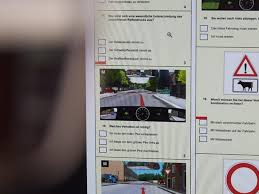 Es ist wahrscheinlich, dass sie links abbiegen will, obwohl sie dies nicht durch heben des linken arms. Immer Mehr Hightech Schummeleien Bei Fuhrerscheinprufungen