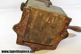 Peugeot frères brevetés s.g.d.g modèle a2 la structure est en fonte, le tiroir et la manivelle sont en bois. Moulin A Cafe De Comptoir Peugeot Freres A Restaurer