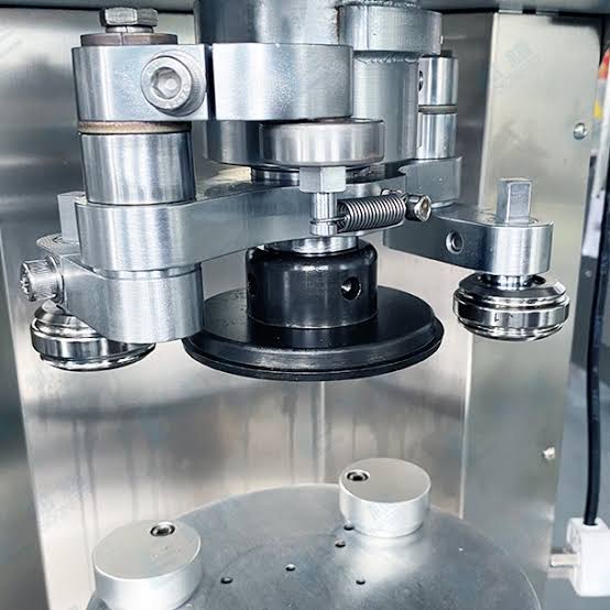 How Does a Can Sealing Machine Work? - LabeMachine