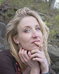 🌿🎶 Did you know Portland is home to the world's smallest park? Mill Ends  Park is just 2 feet wide but packed with charm! 🌸 Next time you're in the  city, swing