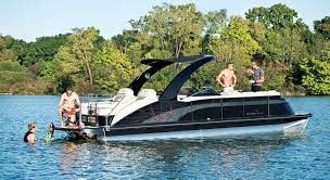 Q Series Luxury Pontoon Boats By Bennington Pontoon Boat Boat Luxury Pontoon Boats