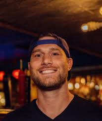 Alan Moreau's Instagram, Twitter & Facebook