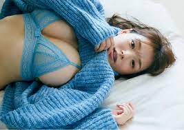 寝転がった篠崎愛ちゃんの美巨乳おっぱいが凄いことになっちゃってるグラビアシーン | SEXYなお姉さんは好きですか？