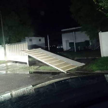 Un portón caido para abajo en el piso.