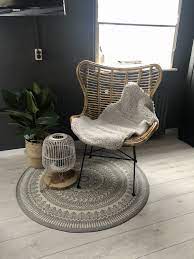 rotan stoel slaapkamer zandkleur slaapkamer hoekje interieur woonkamer