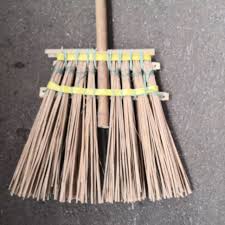 Need to translate penyapu from indonesian and use correctly in a sentence? Penyapu Zaman Dulu Penyapu Kelas Penyapu Bamboo Shopee Malaysia