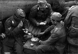 13 settembre 1940 partendo dalla libia, allora sotto il controllo italiano, l'italia invade l'egitto, che era sotto il controllo della gran bretagna. Il Rancio Il Cibo Dei Soldati Italiani Nella Seconda Guerra Mondiale