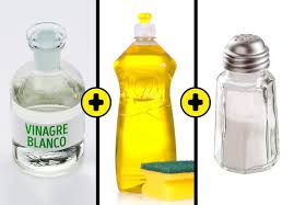 9 Herbicidas naturales ideales para destruir la maleza y no tus flores