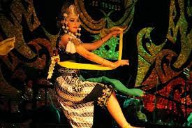 Boneka kuda properti ini menjadi properti utama dalam sebuah pertunjukan, biasanya boneka kuda dibuat secara manual oleh pengrajin dari bahan kepang. Properti Tari Kandagan Cara Golden