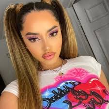 Lynn Weeks's Instagram, Twitter & Facebook