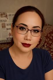 Бірде көл бақасы, лай бақасына ғашық болыпты...Екеуі бақа болғанмен мекен  ететін жерлері басқа екен.Бірі- көлін, бірі -лайын қимапты..Екеуі не  істерлерін білмей махаббат құдайы Афродитаға келіп жүгінеді. Афродита: егер  де сен көлді, ол