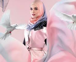 Norjuma,eloklah kawin dgn sultan brunei yg mengharapkan hukum hudud dan islam tertegak.walaupun org malaysia tak lama jodohnya dgn sultan brunei,tgoklah org malaysia tu mcm mana?isteri yg pakai tudung x diceraikan.mesti norjuma dpt jadi lebih baik dr sekarg,insyaallah. Meriahnya Rumah Keluarga Datin Norjuma Bila Raya Macam Ada Pesta Nona