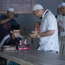 Banyak bertebaran foto mereka di berbagai media massa terutama dengan wirda mansyur. Pin Di Gus Azmi