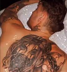 He was arrested on 15 january 2021 on suspicion of disclosing private sexual photographs or films without consent with intent to cause distress, harassment, and obstructing a police officer. Stephen Bear Liess Sich Gesicht Seiner Freundin Tatowieren Promiflash De