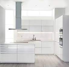 Cucina Bianca Total White Pavimento Legno Arredamento Stile Minimal Cappa Sospesa Isola Idee Cucina Ikea Armadietti Cucina Arredamento