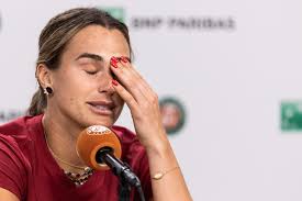 Sabalenka lamenta derrota com pneu em Roland Garros: "Só quero largar o tênis neste momento"