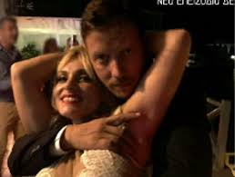 Φιλοξενούμενος στα μεσάνυχτα, της ελεονώρας μελέτη, βρέθηκε καλεσμένος το βράδυ της τρίτης, 16 μαρτίου, ο σπύρος δημητρίου. Elewnora Zoyganelh Spyros Dhmhtrioy Pantreyontai Shmera Stis Spetses Oi Prwtes Fwtografies Thecaller