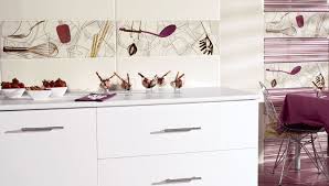 Hoy en día las cerámicas están de moda a la hora de diseñar una cocina. Decorate Your Kitchen Walls With These Original Tiles With Cooking Utensils Azulejos Ceramicas Para Cocinas Modernas Espacios De Vida