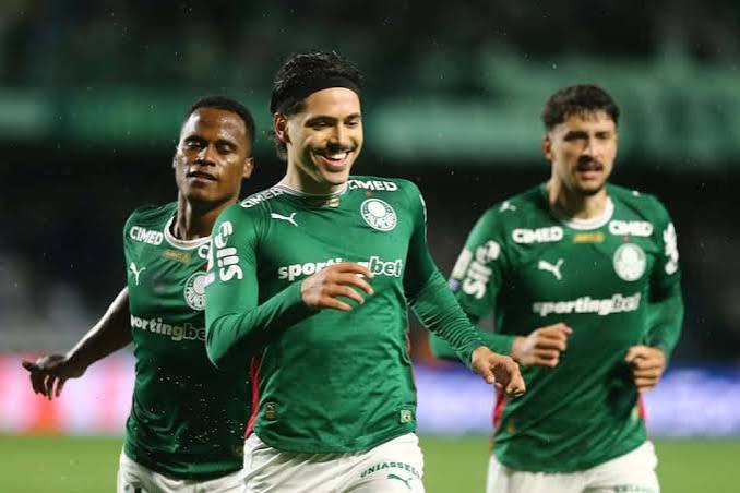 Palmeiras vence o Coritiba por 3 a 1 e dispara na liderança do Brasileirão