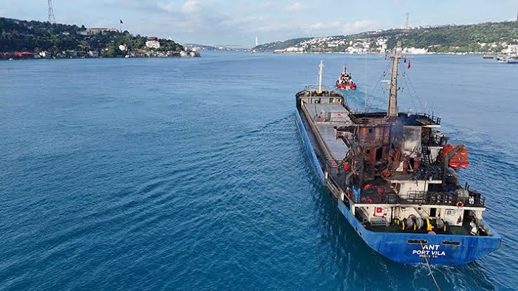 Dron saldırısına uğrayan ANT isimli kargo gemisinin İstanbul Boğazı geçişi sırasında havadan çekilen görüntüsü., yapay zekayla üretilmiş