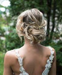 Des accessoires de cheveux confectionnés sur commande avec fleurs en tissu, satin, soie et organza et personnalisables sur mesure un mix des volutes est possible en fonction de la fleur choisie : Coiffure Mariage Boheme Idees Tendances Pour Mariee Et Invitees