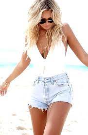 Shorts Jeans Coxa Grossa E Body Branco Na Praia Beach Outfit Trendy Beach Outfits Summer Beach Outfit