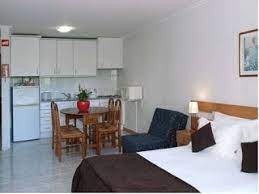 A kitchenette pop up store em campo de ourique é uma loja e cozinha certificada, com 8m2, que pode ser usada como espaço para eventos, local de fabrico ou venda de produtos diretamente ao público. Habitaciones Con Cocina