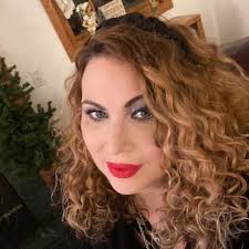 H, my name is Olivia! I am a hairstylist at Gem Salon in Northeast  Minneapolis. I just recently moved to this salon and I am now building up  my clientele. I am