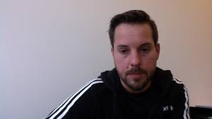 Den Olivier Garofalo huet eis virun enger langer Zäit eng Rei Videoen zum  Stéck „Warte nicht auf den Marlboro-Mann“ zoukoumme geloos, wou hien iwwert  d'Stéck, d'Personnagen an och de Prozess vum Schreiwe