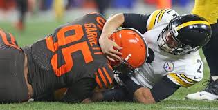 Browns defensive end myles garrett rips off the helmet of steelers quarterback mason rudolph. With No Complaint From Steelers Mason Rudolph Cleveland Police Aren T Investigating Myles Garrett Over Helmet Brawl Pennlive Com