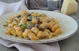 Impastate con le mani e versate a filo la miscela di latte e acqua 5. Gnocchi Di Zucca E Ricotta Ai Funghi Ricetta Primo Piatto
