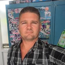 Hi. Can someone please remove the people in the background. Thank you. 🙏