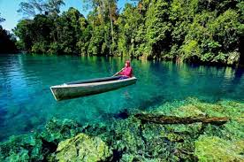 Namun beberapa meter di bawahnya terdapat aliran air asin. Pesona Danau Labuan Cermin Di Kalimantan Timur Merahputih