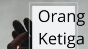 Setelah dijodohkan dengan orang yang tidak di kenal bernama adi, anyelir tetap menjalankan kewajibannya sebagai istri. Orang Ketiga Anyelir Episode 11