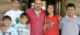 Şimal, derin ve volkan adlı üç çocuğu olan şarkıcının 24 yıldır aynı kadına âşığım, 6 aylık bir kızım var, canım sıkıldıkça çocuk yapıyorum. Volkan Konak Canim Sikildikca Cocuk Yapiyorum