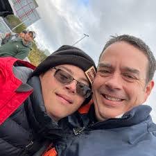 Robert Herzberger's Instagram, Twitter & Facebook