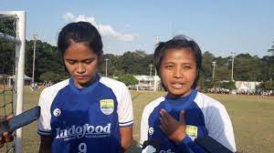 Akhir pekan lalu, tim persib putri yang selama ini juga aktif berlatih, memenuhi undangan bina putri cup di cirebon. Persib Bandung Putri Sukses Gulung Pss Sleman 5 0 Siti Latipah Jadi Bintang Tribun Jabar