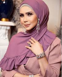 She has been married to zain saidin since december 11, 2013. Permaisuri Agong Kami Sempoi Ja Makan Gerai Tepi Jalan Netizen Kecam Che Ta Berlagak Eksklusif Tak Bersepah Di Merata Tempat Lobak Merah